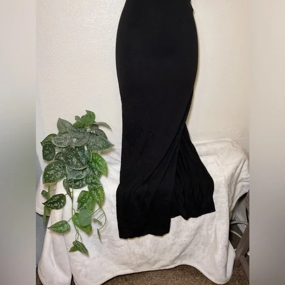 Elegant Black Maxi Dress - Picture 2 of 15